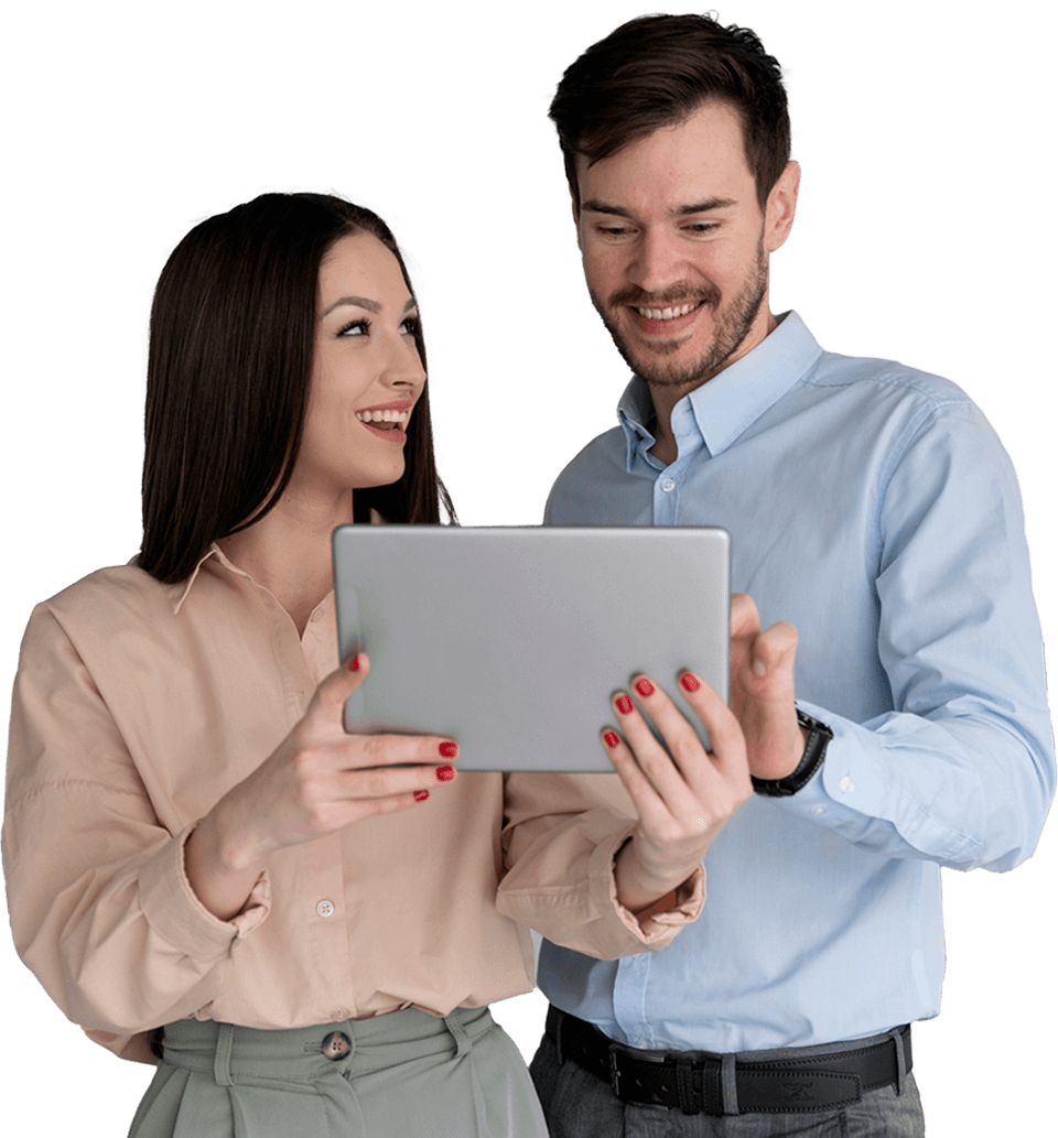 Um casal olhando para um tablet